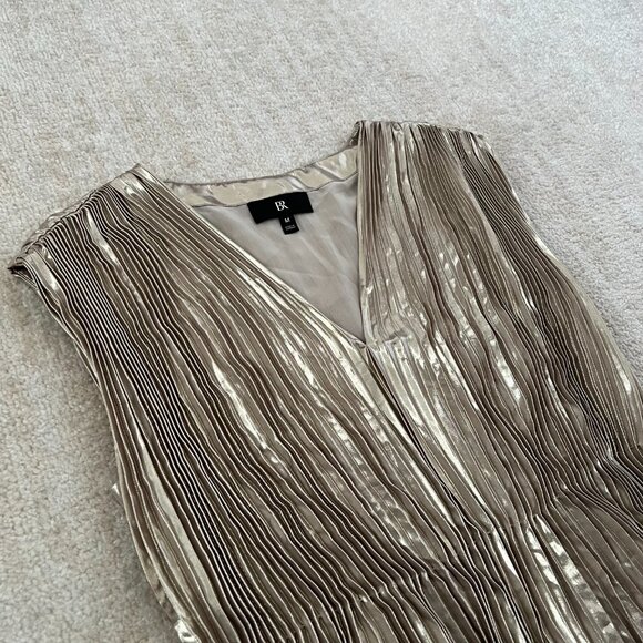 Banana Republic Lena V Neck Sleeveless Pleated Blouse Top M Gold Festive Holiday - Picture 3 of 7